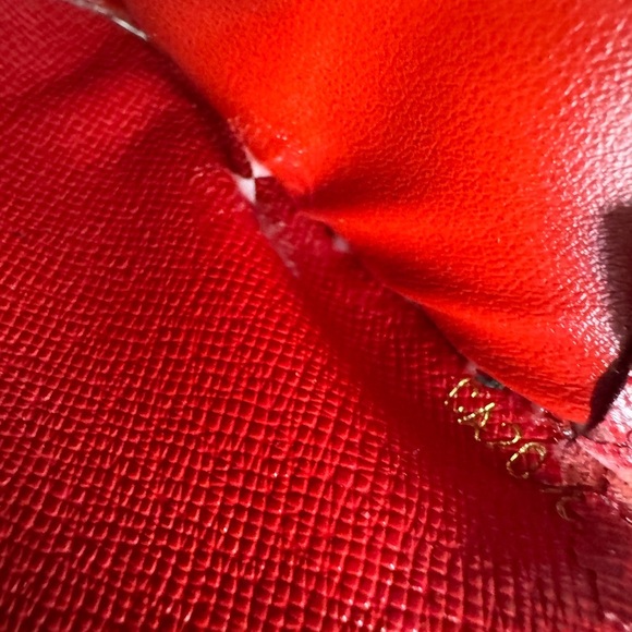 LOUIS VUITTON
Monogram Insolite Wallet converted Crossbody - Picture 16 of 17